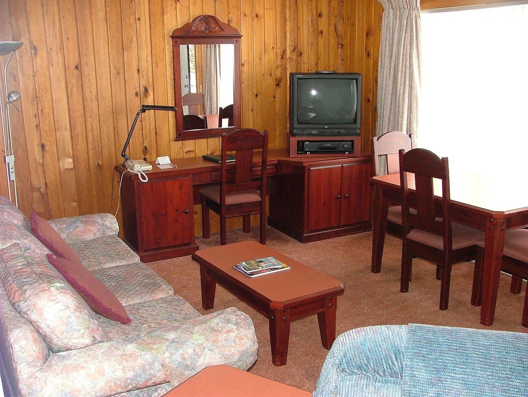 The Cedarwood Inn & Suites Sidney Ngoại thất bức ảnh