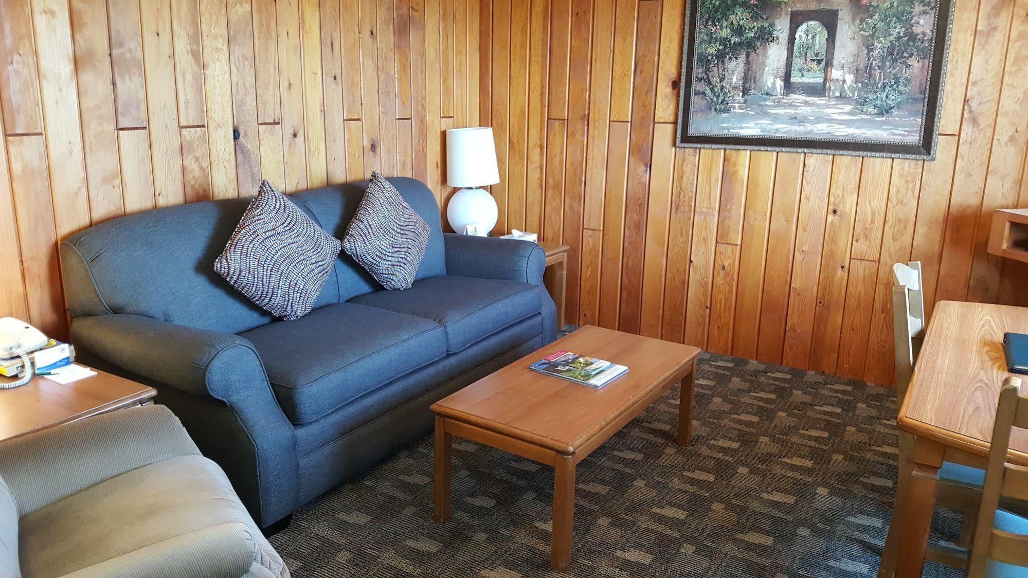 The Cedarwood Inn & Suites Sidney Ngoại thất bức ảnh